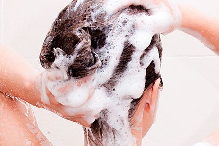 Afinal, lavar os cabelos todos os dias faz mal?